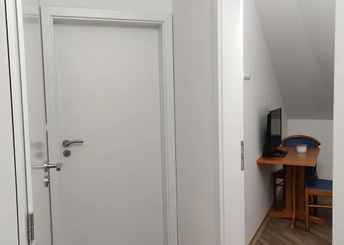 Na Protivinske 아파트